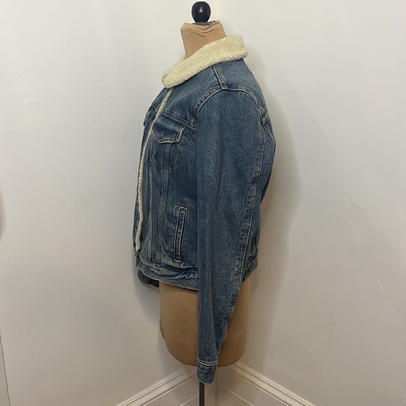 NWT Levi’s Sherpa Denim Jacket - Picture 3 of 6
